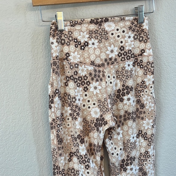 Offline by Aerie Pant Leggings Neutral Floral Yoga size medium - Picture 11 of 12